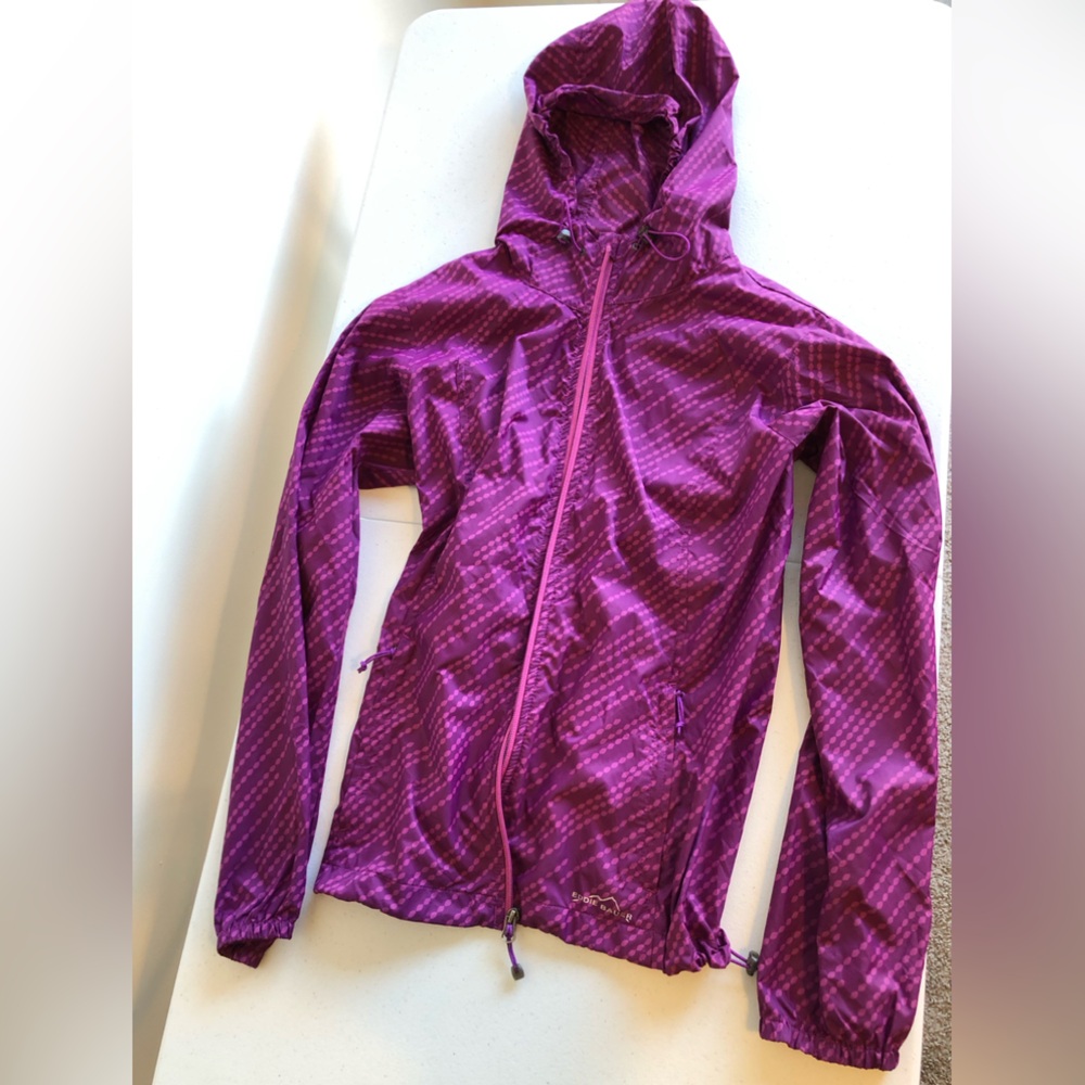 EDDIE BAUER  SIZE LARGE PURPLE DOT PRINTED WATERPROOF HOODED WINDBREAKER